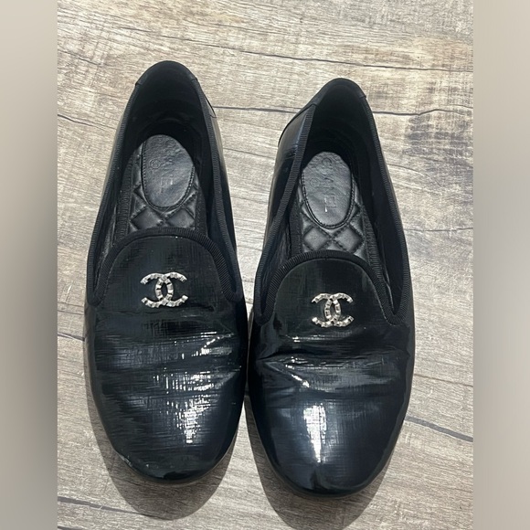 AUTHENTIC CHANEL BLACK PATENT LEATHER MOCASSIN LOAFERS 37 - Picture 1 of 5